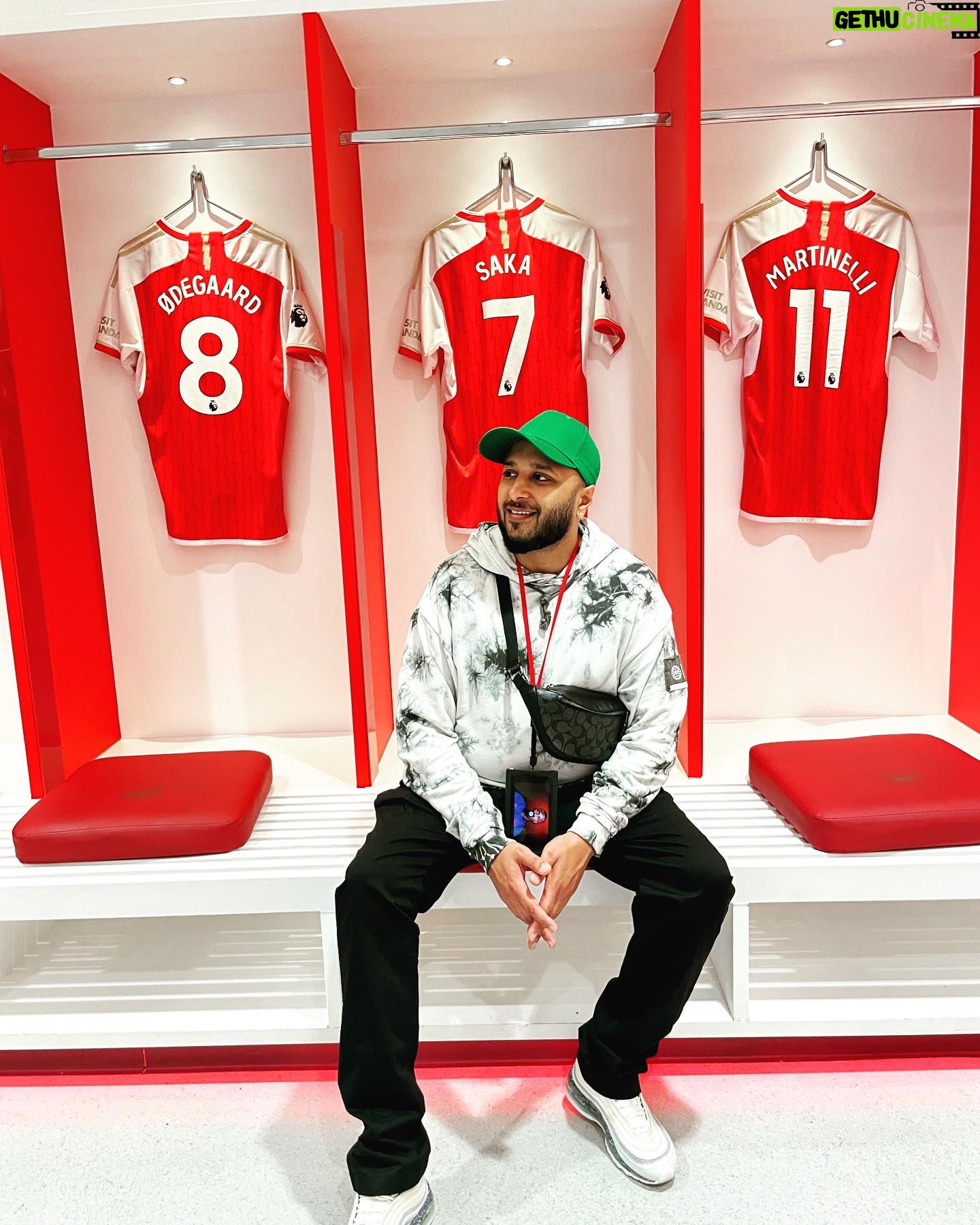 Ash King - 1.3K Likes - Lovely day at the home of @arsenal
Wishing my team all the glory possible this season 🤞🏽
-
London is 🔴
#coyg
