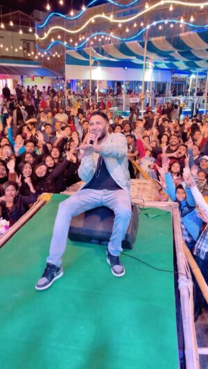 Ash King Instagram - Some ‘Te Amo’ vibes from a cute show we did 6 hours from Guwahati in Assam 🤩🤩🤩
-
#ashking #ashkinglive #numaligarh #numaligarhtownship