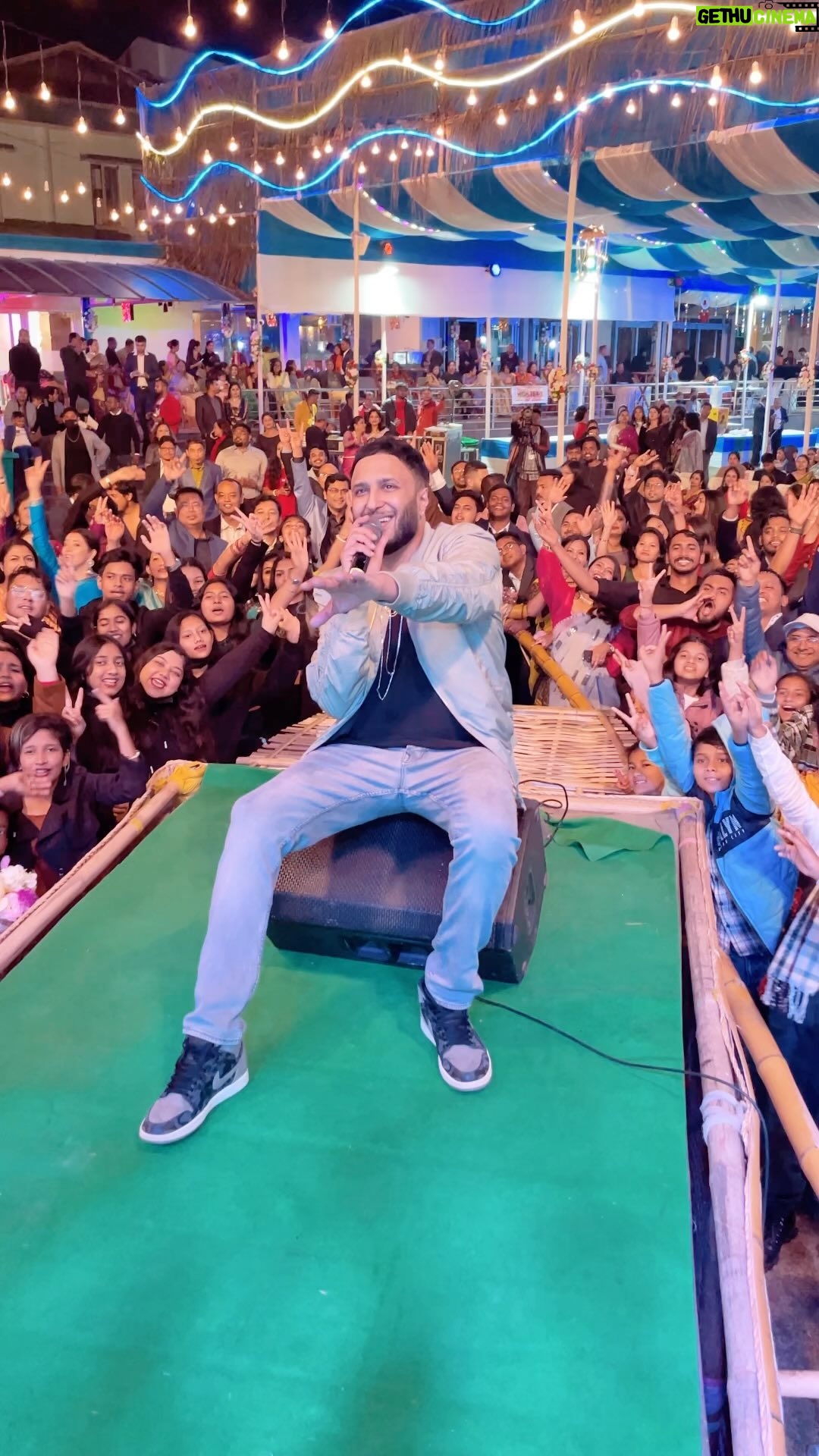 Ash King - 4.1K Likes - Some ‘Te Amo’ vibes from a cute show we did 6 hours from Guwahati in Assam 🤩🤩🤩
-
#ashking #ashkinglive #numaligarh #numaligarhtownship