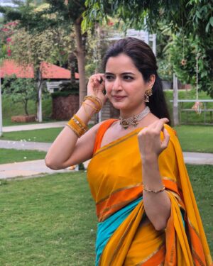Ashika Ranganath Instagram - Wedding vibe check :) 
Don’t forget to slide through to see me show off my bangles & mallige hoo/ malli poo🤍
Styling, make up, hair, draping by yours 💁🏻‍♀️