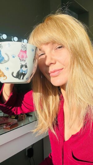 Ashley Leechin Instagram - Your sign to go blonder without the bleach 😸👩‍🦳

All thanks to the beautiful this beautiful team : 
@bendecidaglam @miracolasalon @hairxmv 

#hairtransformation #hairstylist #blonde #nobleach #highlifter #blondehair #selfcare #miracolasalonandblowdrybar #actorsofinstagram