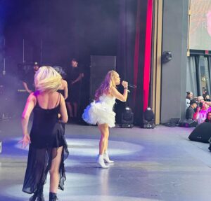 Ashley Leechin Instagram - You can say we took it back to the 80s and it was a fantastic time. Such lovely people to be around. Thank you @iamallisonkane it was a fun time for sure. 

📷 : @jadesmashu 

#concertphotography #backstagephoto #freestylefest #losangeles #taylordayne #ilizashlesinger #fashion #80sfashion #justashley
