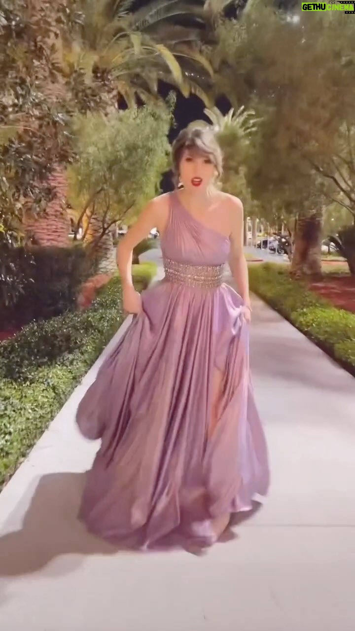 Ashley Leechin - 22.2K Likes - I could not finish because I tripped over my dress way too many times to keep count - 😹😹😹
@sherrihill - dress
#ceilings #lasvegas #justashley