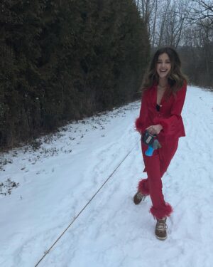 Ashley Newbrough Instagram - Merry Christmas Eve! ♥️🎁✨
📸: @alinewbs
