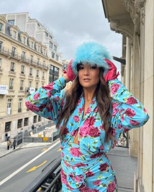 Ashley Park Instagram - Mindy in her mob wife era 🦚🩵🌺
#emilyinparis