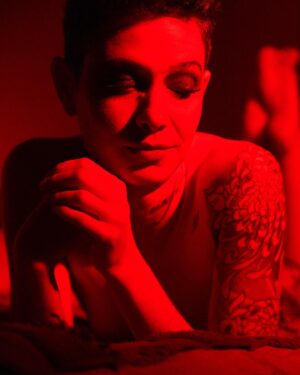 Asia Kate Dillon Instagram - Total (solar) eclipse of the heart. Happy New Moon.

Photography @carolinekingphotography (she/they)
HMU @beautyinabottle_mua (she/her)

#Trans
#Nonbinary
#Testosterone
#GenderAffirmingCare
#TransJoy
