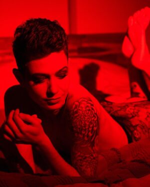 Asia Kate Dillon Instagram - Total (solar) eclipse of the heart. Happy New Moon.

Photography @carolinekingphotography (she/they)
HMU @beautyinabottle_mua (she/her)

#Trans
#Nonbinary
#Testosterone
#GenderAffirmingCare
#TransJoy