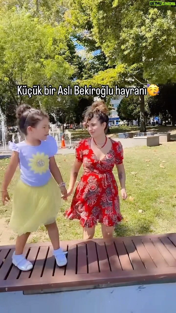Aslı Bekiroğlu - 3.5K Likes - Hayallerimizden birini daha gerçekleştirdik💃
Küçük bir Aslı Bekiroğlu hayranı olur kendisi🌞
Sevgili @selinayminnetoglu tanıştırdı bizi🙏
Ve bizim idolümüz oldu bir anda kendisi..
Bütün filmlerini demiyelim bitiremedik ama dizilerini izledik
Bugünde çok güzel bür gün geçirdik. Karşılıklı dans etmek istiyordu o da oldu🙏
Videoyu parçalayıp bir kaç video ile birleştiricektim ama kıyamadım her anı çok değerli🥹 öyle bir videoda sonra gelecek😇 bir güneş mutluluğu🌞
En az yüzü kadar güzel kalbi ve süper enerjisiyle bizimle tedavimizin bitme sevincini yaşayan Aslıcığıma ve tedavi gören çocuklar ile ünlüleri tanıştırıp onlara umut olmaya çalışan Selinaycığıma çoook teşekkür ederim. Bence bugün büyük bir amaca ulaşıldı. Önce utana sıkıla tanışıldı beraber kurabiye yaparken kaynaşıldı (ama o gün sözsel iletişim kurulamadı) sonra diziler izlendikçe küçük bir fan ortaya çıktı :) ve sonrada bol sohbetli,danslı güzel bir gün geçirildi.
Bende bir anne olarak şükürle ve gururla izledim bu tabloyu🥹 Çok şükür bugünlerimize🤲🍀
Bütün süper kahramanların ve annelerinin hayalleri gerçek olsun🤲🍀❤️🤍
#reklam değil
*
*
*
*
#aslıbekiroğlu #lösemi #lösemideğiliyilikbulaşır #çocuklargülsündiye #kanserlemücadele #keşfetbeni #keşfetsene #reelstürkiye