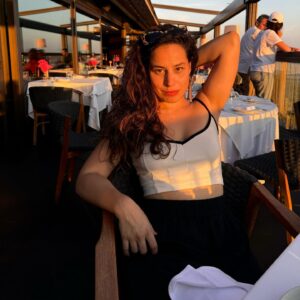 Aslı İnandık Instagram - Hani makarnalardık ya gruba bana da öyle bak kulun olayım 🎵