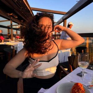 Aslı İnandık Instagram - Hani makarnalardık ya gruba bana da öyle bak kulun olayım 🎵