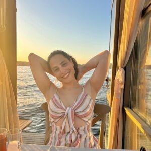 Aslı İnandık Instagram - Şurda acilen bi poker ekibi kurup “vallahi bayramlarda herkes buraya akın ediyo Semracım çok sıkıldık kalabalıktan” diye dert yanmam lazım başka yaşlılık hayalim yok