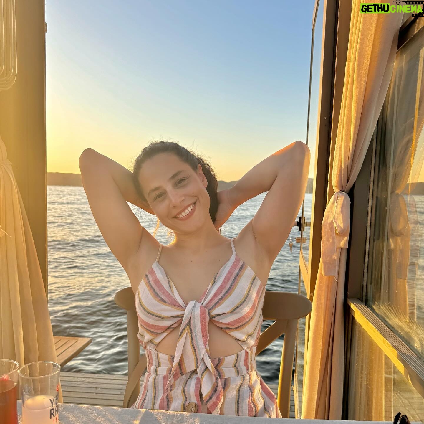 Aslı İnandık - 5.1K Likes - Şurda acilen bi poker ekibi kurup “vallahi bayramlarda herkes buraya akın ediyo Semracım çok sıkıldık kalabalıktan” diye dert yanmam lazım başka yaşlılık hayalim yok