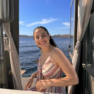 Aslı İnandık Instagram - Şurda acilen bi poker ekibi kurup “vallahi bayramlarda herkes buraya akın ediyo Semracım çok sıkıldık kalabalıktan” diye dert yanmam lazım başka yaşlılık hayalim yok