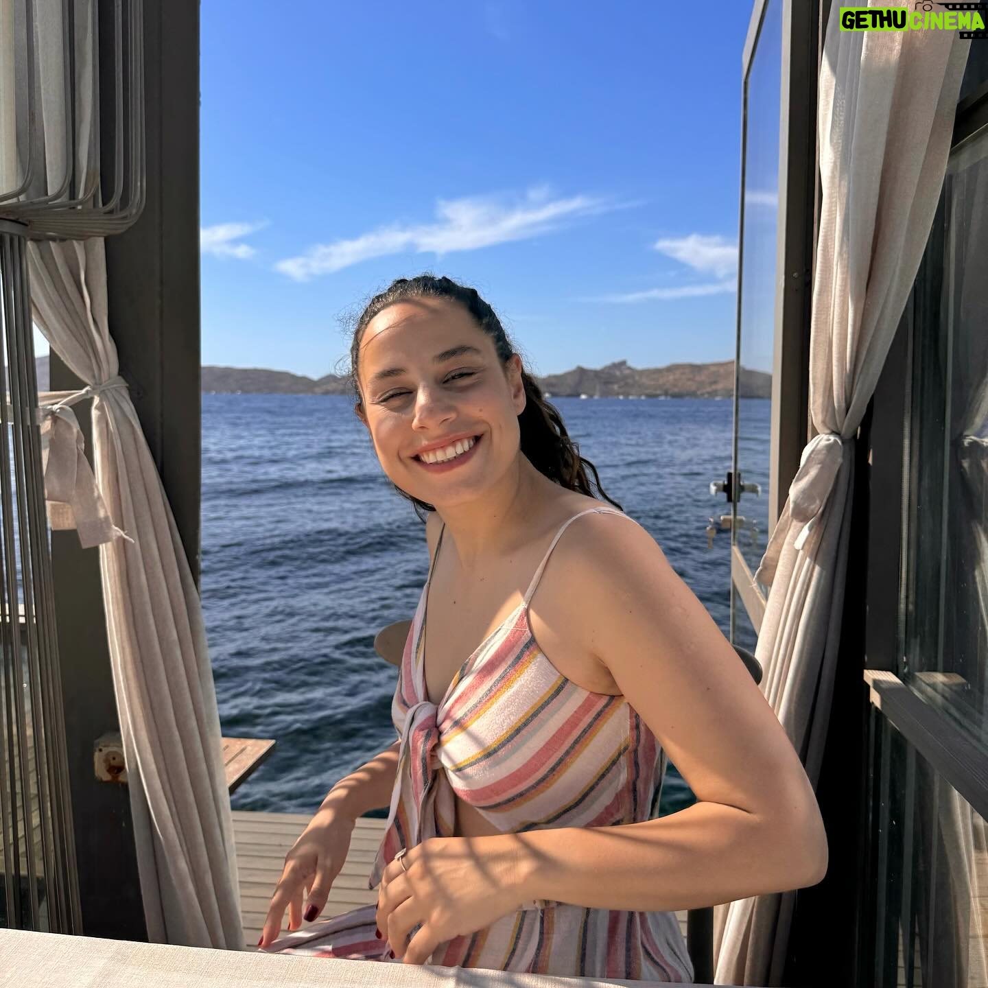 Aslı İnandık - 5.1K Likes - Şurda acilen bi poker ekibi kurup “vallahi bayramlarda herkes buraya akın ediyo Semracım çok sıkıldık kalabalıktan” diye dert yanmam lazım başka yaşlılık hayalim yok
