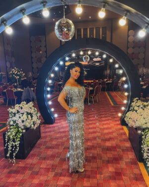 Aslı Kökçe Instagram - Güzel kostümlerle beni sahneye hazırlayan  @sabihalakusu @sabihamodavetasarimevi SABİHA ablama çok teşekkür ederim ❤️❤️❤️❤️