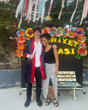 Aslı Kökçe Instagram - Bugün öyle duygulandım ki gözyaşlarım pıt pıt 😢 Anaokul dönemlerin aklıma geldi çok şükür rabbim bugünü bize gösterdi darısı üniversite de seni çok seviyorum Teyzeciğimmmm
