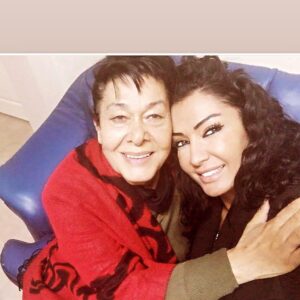 Aslı Kökçe Instagram - Seni ilk mersin huzurevinde gördüğümde bana anne şevkatiyle yaklaşman benim sana iste yıllardır aradığım annem esprisiyle cevap vermem aramızda uzun yıllarca oluşan güçlü bir bağa sebep oldu kendi evladından ayırmadın bende seni annem kadar sevdim şimdi beni bırakıp gittin ne çok hayalimiz yarım kaldı ben şimdi kimi arayıp dertleşeceğim bana ördüğün elbisem miras kaldı beni çok eksik bıraktın be annem anladım ki anne olmak için doğurmaya gerek yokmuş acım çok büyük 😞😭😭😭 şimdi oğluna kavuştun mutlusundur ben sensiz ne yapacağım 😭🤲🏽