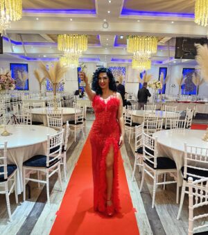 Aslı Kökçe Instagram - Harika bir geceydi ödül almak ve geceyi sunmak ayrı bir mutluluk teşekkürler @murattopcuankara70 @multiglobaldergi şahane kostümüm için @sabihalakusu @sabihamodavetasarimevi ablama teşekkürler 🙏🏽