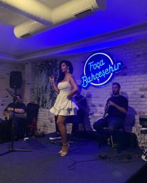 Aslı Kökçe Instagram - @focarestaurantbahcesehir bizleri yanlız bırakmayan dostlara teşekkür ederiz haftaya cuma görüşmek üzere 👋🏽 ❤️🥰🙏🏽✌🏽