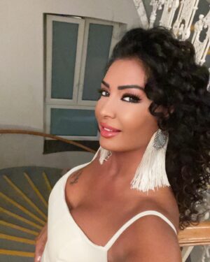 Aslı Kökçe Instagram - Hayat dedikleri şey gökyüzüne basamaksız giden bir merdiven gibidir.