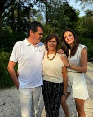 Astrid Coppens Instagram - Vandaag is het dubbel feest! We vieren niet alleen Moederdag met onze geweldige mama, de allerbeste van de hele wereld, maar ook de verjaardag van onze lieve papa! 🎉 #moederdag 
#mothersday #birthday #family #familylove