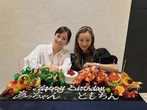 Atsuko Maeda Instagram - 14歳から19年間変わらない関係♡
お互いの距離感が心地よくて、なんでも話せる関係😌
今年はお互いの子供と友人とみんなで誕生日会をしました🎂
夏の予定も計画中🌻だいすきな人💕

#敦友
#あつとも