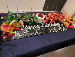 Atsuko Maeda Instagram - 14歳から19年間変わらない関係♡
お互いの距離感が心地よくて、なんでも話せる関係😌
今年はお互いの子供と友人とみんなで誕生日会をしました🎂
夏の予定も計画中🌻だいすきな人💕

#敦友
#あつとも