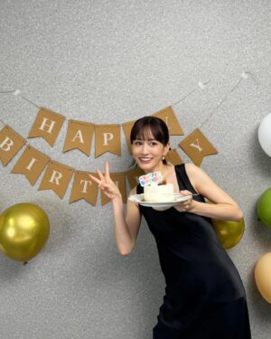 Atsuko Maeda Instagram - .
33歳になりました🌹❤️
配信ですがみんなと楽しい時間を過ごせてもう楽しすぎる誕生日だったよー❤️🥰ありがとう❤️

さあここから色々準備していくぞー💪🩵充実させます🤩

#33
