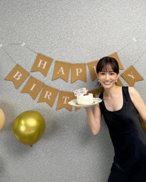 Atsuko Maeda Instagram - .
33歳になりました🌹❤️
配信ですがみんなと楽しい時間を過ごせてもう楽しすぎる誕生日だったよー❤️🥰ありがとう❤️

さあここから色々準備していくぞー💪🩵充実させます🤩

#33