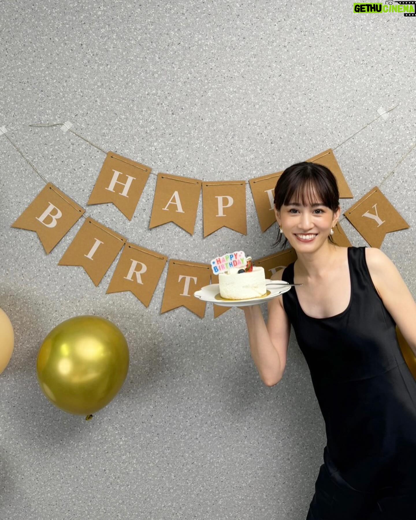 Atsuko Maeda - 65.3K Likes - .
33歳になりました🌹❤️
配信ですがみんなと楽しい時間を過ごせてもう楽しすぎる誕生日だったよー❤️🥰ありがとう❤️
さあここから色々準備していくぞー💪🩵充実させます🤩
#33