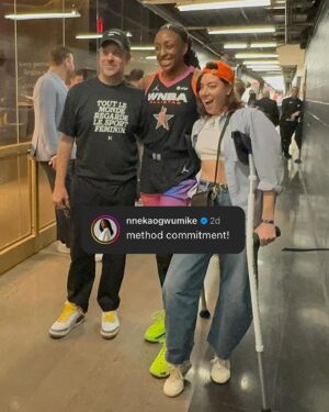 Aubrey Plaza Instagram - Aubrey Plaza tore her ACL at WNBA All-Star Weekend, but still had a time 🙌

(📸 @plazadeaubrey)