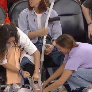 Aubrey Plaza Instagram - Aubrey Plaza tore her ACL at WNBA All-Star Weekend, but still had a time 🙌

(📸 @plazadeaubrey)