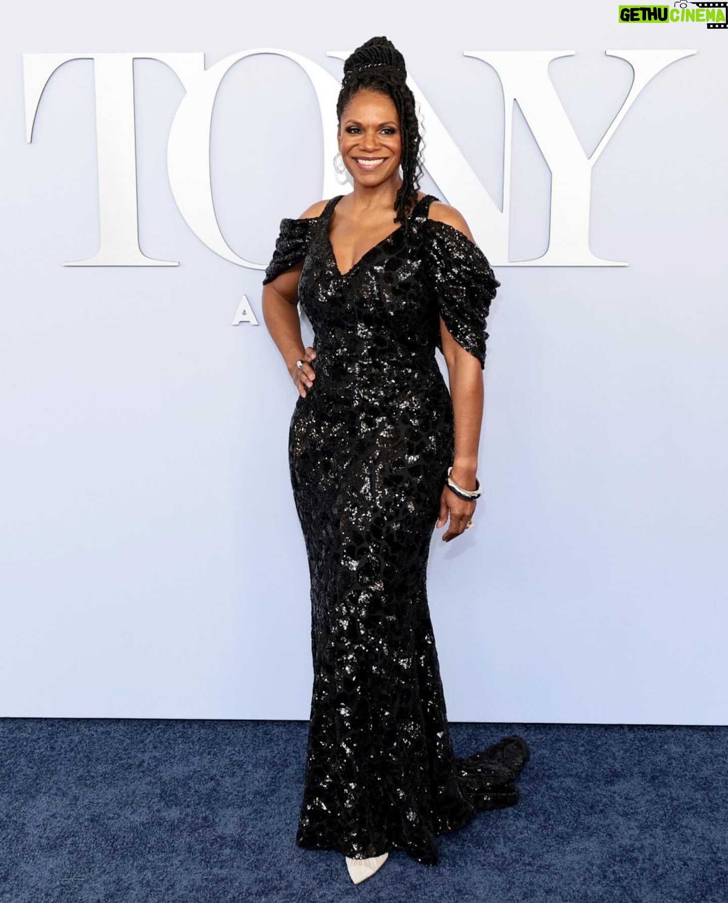 Audra McDonald - 11K Likes - So grateful to an incredible group of artists who glammed me up for the Tonys! It takes a village!!
•. • •
Stylist: Jake Sokoloff (@jakesokoloff)
Hair: Chioma Valcourt (@chiomanvhair)
Makeup: Jill Oshry (@jilloshrymakeup)
Styling Assistants: Ashley Stephens (@ashleydaistephens) and Mariemma Uguccioni (@mariemmauguccioni)
Tailor: Viviana Barraza (@modernstitchtailoring)
Dress:Christian Siriano (@csiriano)
Shoes: Jimmy Choo (@jimmychoo)
Jewelry: @Alexisbittar
Photography (hotel): Drew Elhamalawy (@drewxphotography)
Photography (blue carpet): Dimitrios Kambouris/Getty Images for Tony Awards Productions
___
#tonyaward #tonyawards #broadway
