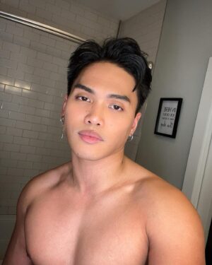 Aura Mayari Instagram - Before I slap 100 pounds of make up on. The lighting said, “take a selfie!”
