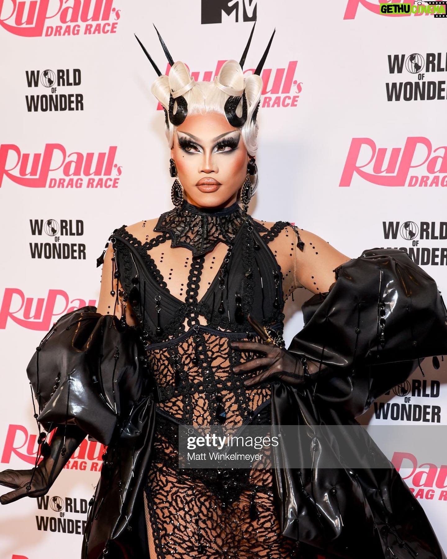 Aura Mayari - 14.8K Likes - When the moon becomes a star. 🌙
@rupaulsdragrace finale this Friday! Catch the other half of my look ;)
👗 @jeffreykellydesigns
💇♀️ @polishedwigs
💍 @gemzbygenesis
📸 @welovequeens & gettyimages