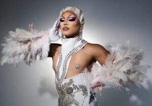 Aura Mayari Instagram - Fly to the moon with me
Category: Gloves #dragrace 

Gloves @hausofcurio 
Look designed by @queenutica 
💇‍♀️ @gorak_eldar 
📸 @codystallingsphoto