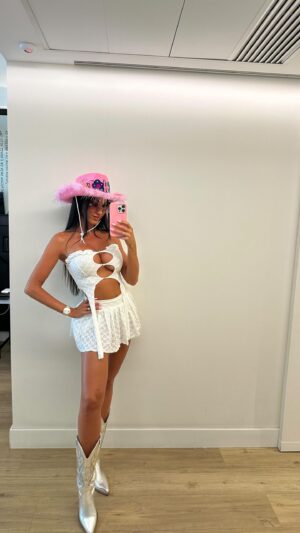 Aurah Ruiz Instagram - Y llego el día mas esperado ver a Carolina @karolg  ya estoy lista con ganas con nervios y emocionada y con mi Outfit bien elegido pa ya vamos🌸🌸🌸 @jeserodriguez10  lo mejor del video esta al final quedate🌸🤗😎