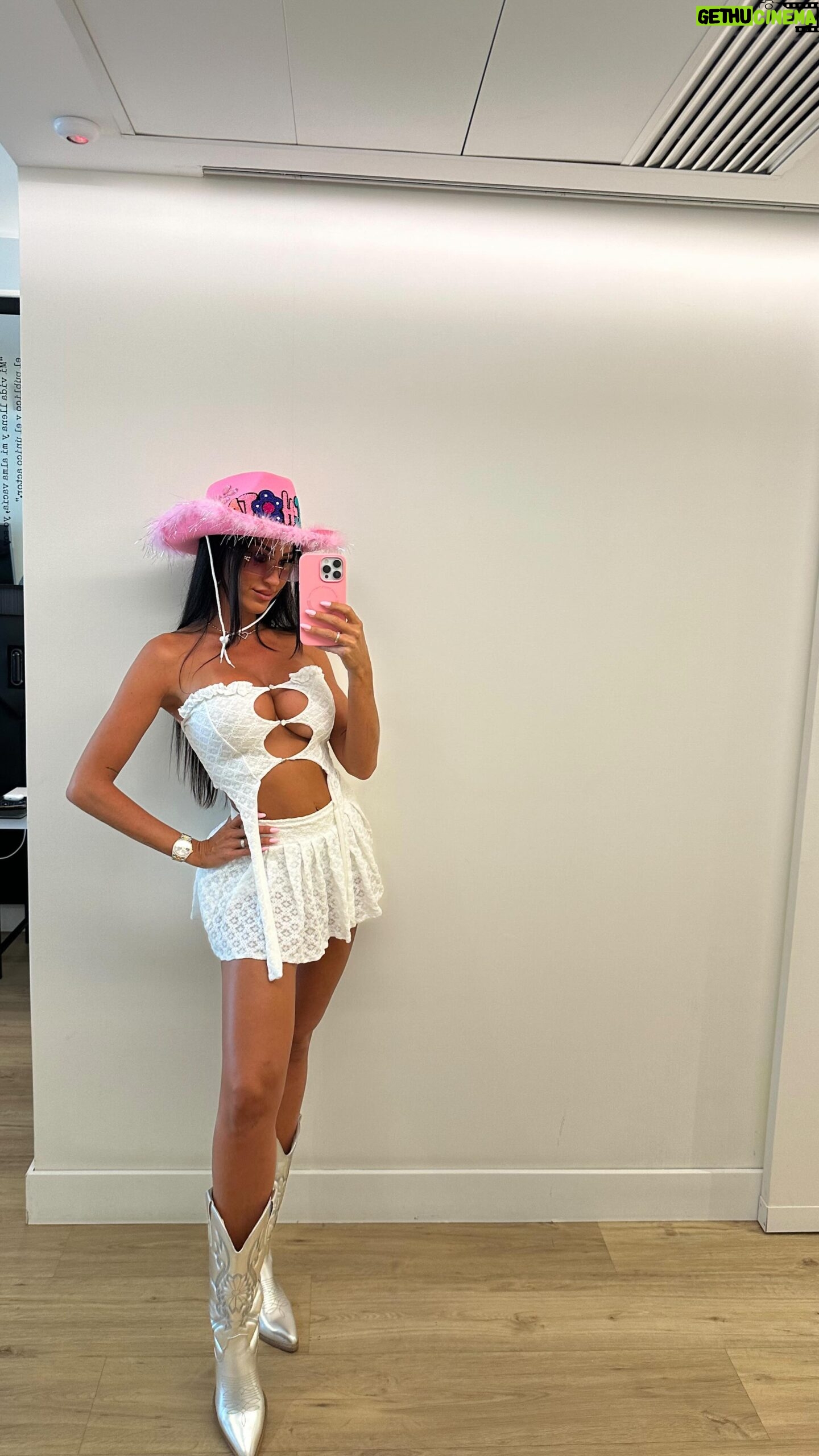Aurah Ruiz - 15.7K Likes - Y llego el día mas esperado ver a Carolina @karolg ya estoy lista con ganas con nervios y emocionada y con mi Outfit bien elegido pa ya vamos🌸🌸🌸 @jeserodriguez10 lo mejor del video esta al final quedate🌸🤗😎