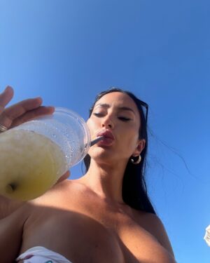 Aurah Ruiz Instagram - Lo días de verano me gustan más que las noches de verano ☀️😎😍 
 Y ustedes ?? de que son de días o de noches? 🤔🫣🌚🌞🕶️🌅
Comenta dia, noche en comentarios👇🏼 os leo😻