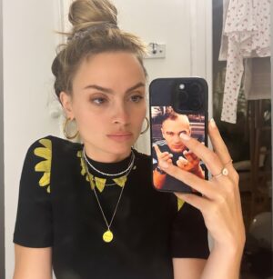 Aurélie Pons Instagram - Coucou je mets ici une liste des rôles que j’aimerai bien jouer au cas où :
Une cagole, professeur des écoles, une tireuse d’élite, Sam ou Clover dans les Totally Spies, une conne, une pilote de f1, motarde, danseuse pro, footballeuse pro, une folle, une femme de mafieux dans les années 70, kill bill française, Pretty woman? une prof de poterie ou de cirque, un clone/robot dans un film de science fiction, jouer dans Avatar 3 (@jamescameronofficial ), une boxeuse, une bergère, une bonne sœur, un mec de cité etc etc… merci 
Si vous avez d’autres idées n’hésitez pas dans les coms