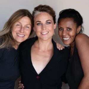 Aurélie Vaneck Instagram - Tellement heureuse de retrouver ces 2 là pour un nouveau shooting savoureux!

Love you @michela_moutardier_photography 📸 & @nadia.bouhou 💄

Hair colorist : @le_studio_coloriste 

#duodechoc #shooting #newbook