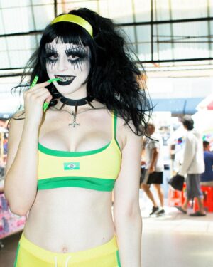 Avery Quinn Pongracz Instagram - YAY ! Brasil vocês já olharam o na bio 🧡🇧🇷
