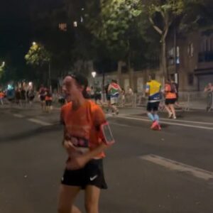 Axel Auriant Instagram - Mon deuxième marathon et de loin le plus dur sur le tracé olympique 🫠
42,195km / 436 de D  / 4h33 en ayant couru 5 fois en un an…
Merci @claudehenriduriez & @camille.emie de m’avoir fait confiance pour intégrer cette team de fou furieux @teamorangerunning 🥹🧡