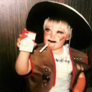 Axel Stein Instagram - #alaaf  #dersheriff 
Das haben meine Geschwister früher mit mir gemacht... 🙄
#geschwisterliebe #throwback 
#DONTSMOKE ❌❌❌
♥️