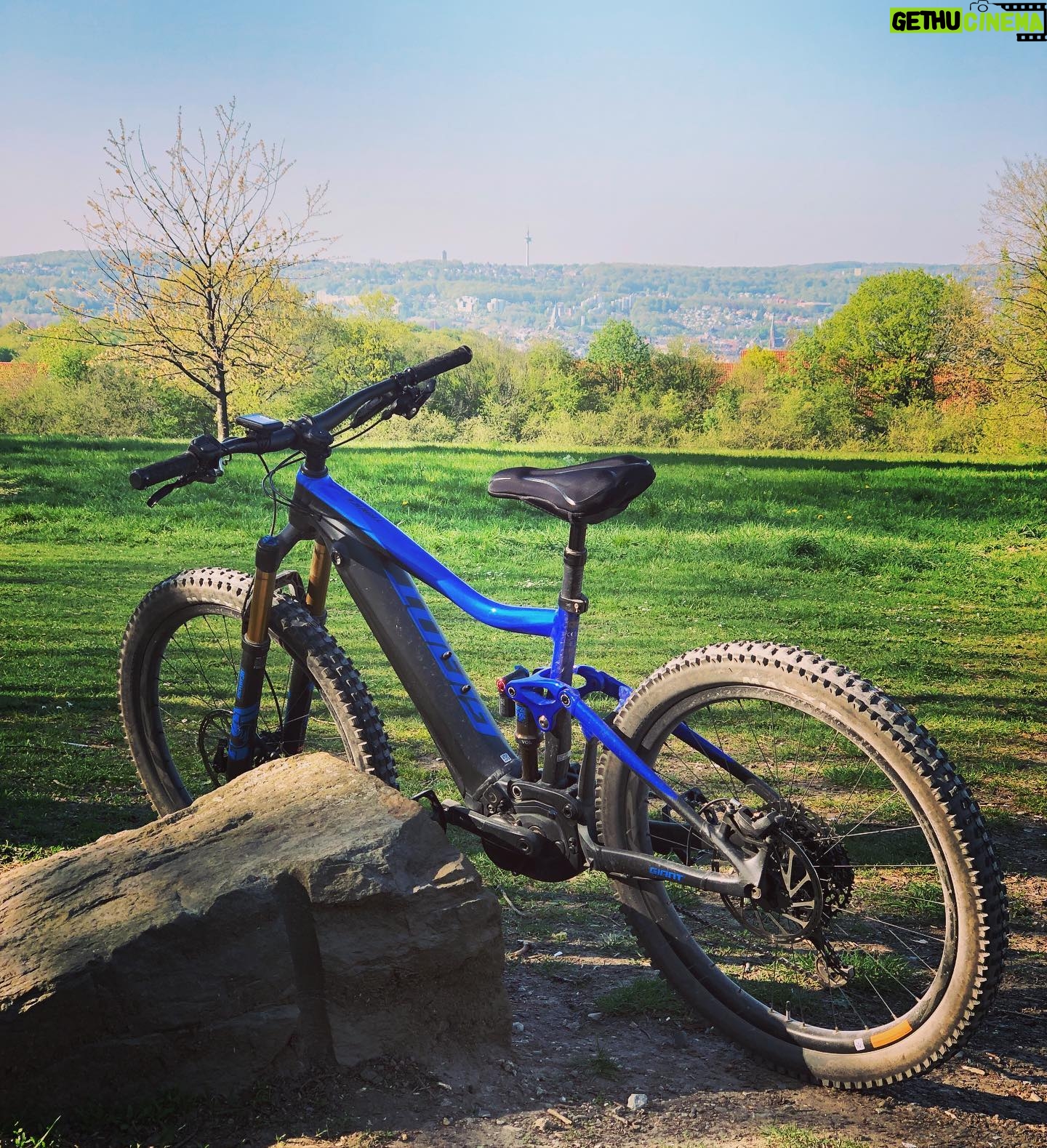 Axel Stein - 1.7K Likes - Mein #Büro für heute. 😁
Dieses #blau macht mich so an. Ich liebe dieses #Bike. ♥️
@giantgermany #giantgermany #trailshredder
#TranceE 0Pro
#anzeige #lovemybike 🙌🏻🙌🏻🙌🏻🏴☠️