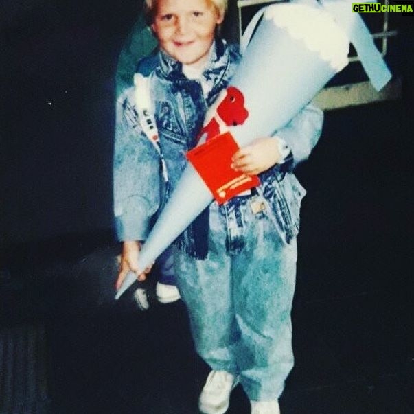 Axel Stein - 2.1K Likes - #ersterschultag #throwback
#jeans #schultüte