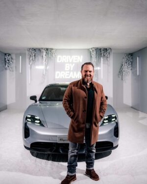 Axel Stein Instagram - #lastnight 
MOTY #GQ 
#DrivenByDreams
@porsche @ibaschdi 
@gq_germany 
#anzeige 

Taycan Turbo S: Stromverbrauch kombiniert: 23,4 – 22,0 kWh/100 km (WLTP); CO₂-Emissionen kombiniert: 0 g/km (WLTP); Elektrische Reichweite: 440 – 467 km; Elektrische Reichweite Stadt: 524 – 570 km; Stand 12/2023