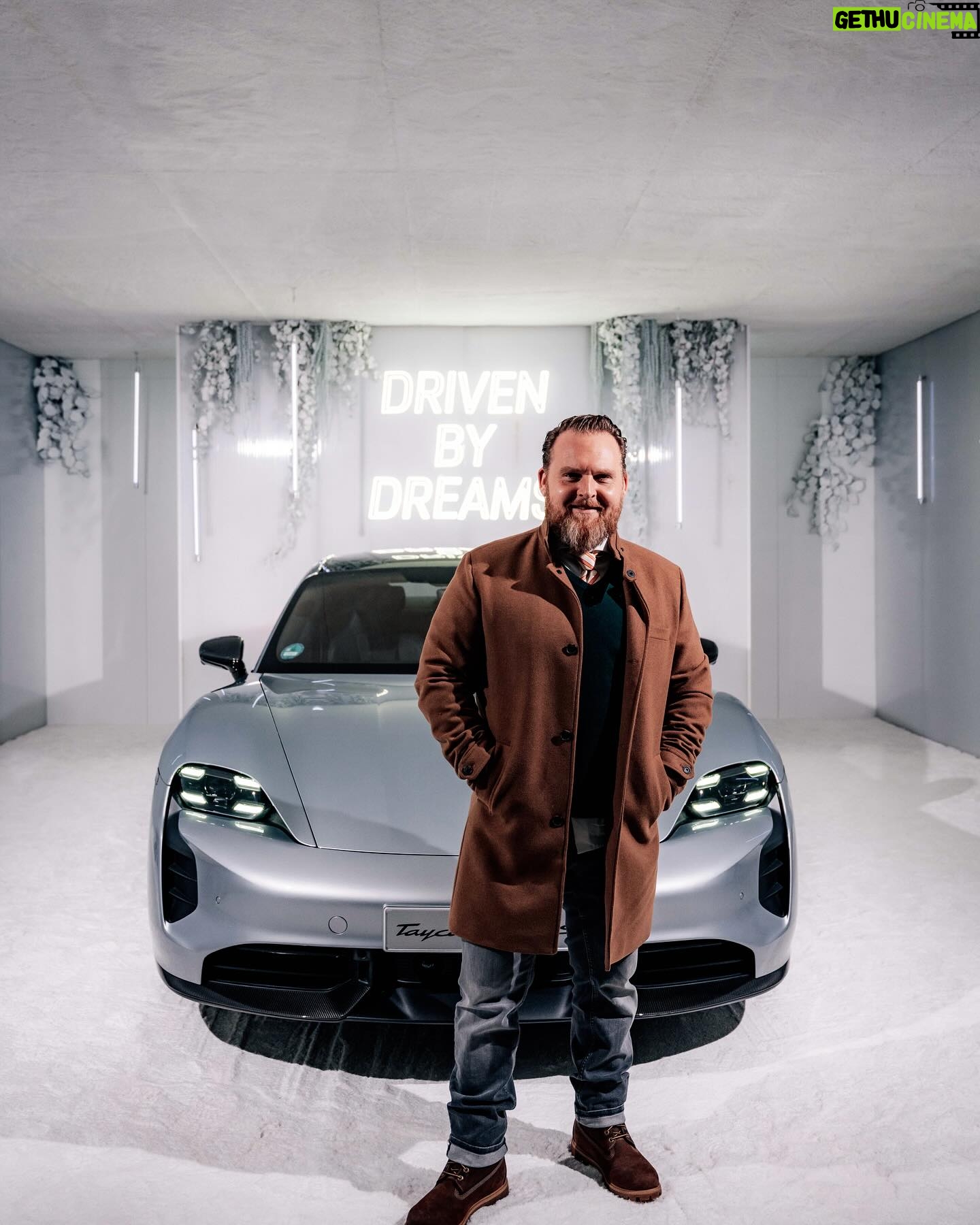 Axel Stein - 2.4K Likes - #lastnight
MOTY #GQ
#DrivenByDreams
@porsche @ibaschdi
@gq_germany
#anzeige
Taycan Turbo S: Stromverbrauch kombiniert: 23,4 – 22,0 kWh/100 km (WLTP); CO₂-Emissionen kombiniert: 0 g/km (WLTP); Elektrische Reichweite: 440 – 467 km; Elektrische Reichweite Stadt: 524 – 570 km; Stand 12/2023