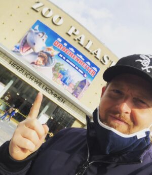 Axel Stein Instagram - Viel Spaß im #Kino Leute. Zum Beispiel hier im @zoopalast läuft der großartige Film @drachenreiter 
Bin auf euer Feedback gespannt. Schönes Wochenende wünsche ich euch 💋
#drachenreiter @constantinfilm #werbung