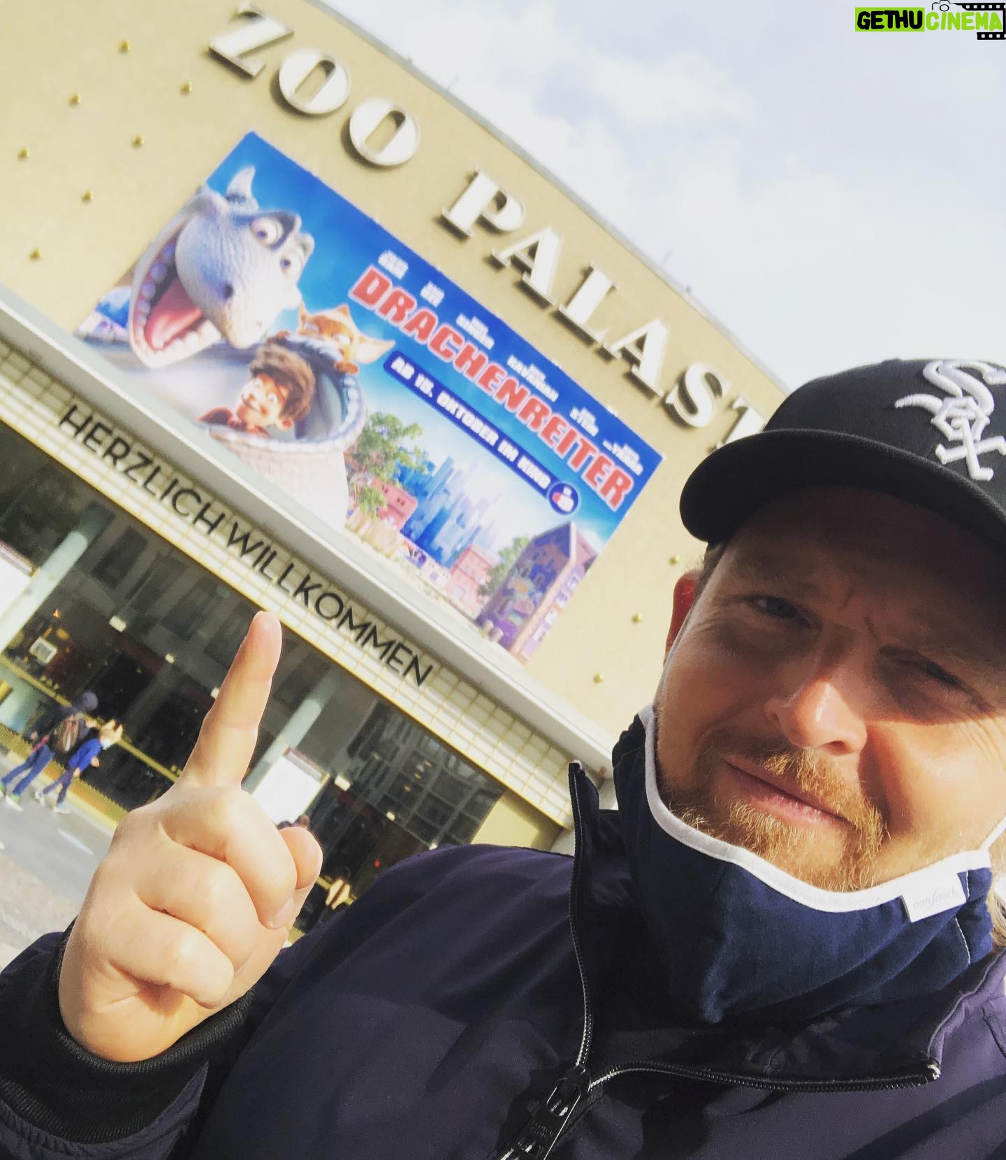 Axel Stein - 1.4K Likes - Viel Spaß im #Kino Leute. Zum Beispiel hier im @zoopalast läuft der großartige Film @drachenreiter
Bin auf euer Feedback gespannt. Schönes Wochenende wünsche ich euch 💋
#drachenreiter @constantinfilm #werbung
